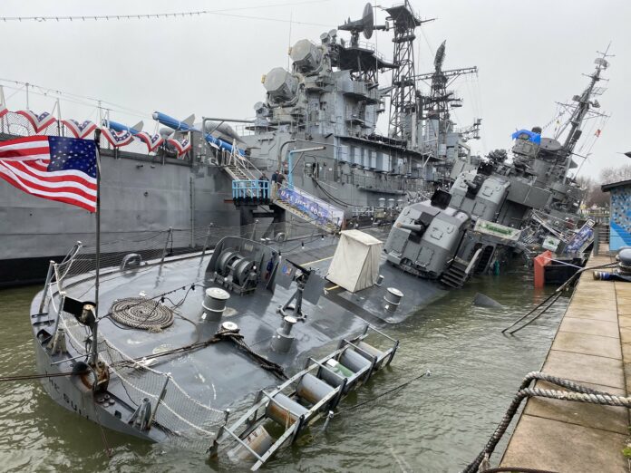 Un destructor clase Fletcher de la Marina de los Estados Unidos se hunde parcialmente