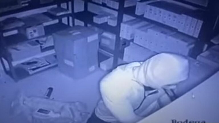 VIDEO: Cámaras captan a ladrón robándose lote de 26 celulares valuados en 750 mil pesos de una tienda