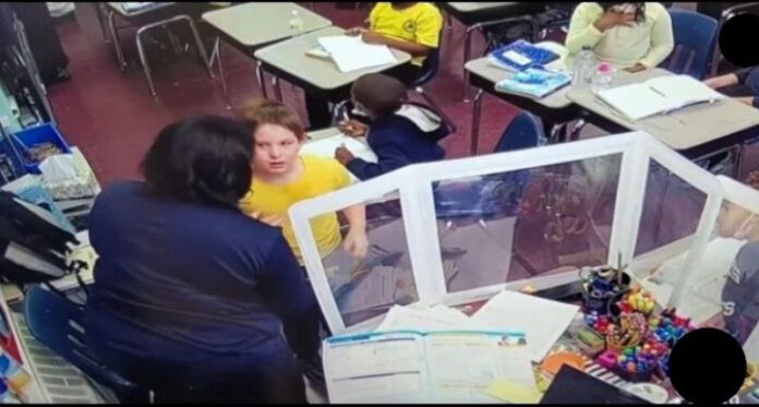 Maestra salva a un niño que se asfixiaba por tratarse el tapón de una botella de agua