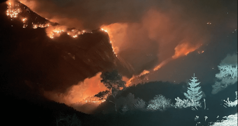 Aviones bombardean nubes para controlar incendio forestal de Nuevo León
