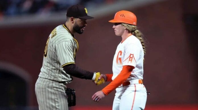 Se llama Alyssa Nakken. Se ha convertido en la primera mujer en participar en un juego de Grandes Ligas como coach. ¡Histórico! Foto: MLB