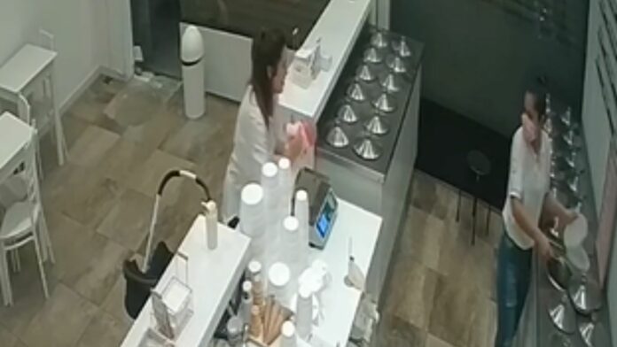 VIDEO: Mujer va hasta una heladería y pesa a su bebé en la balanza