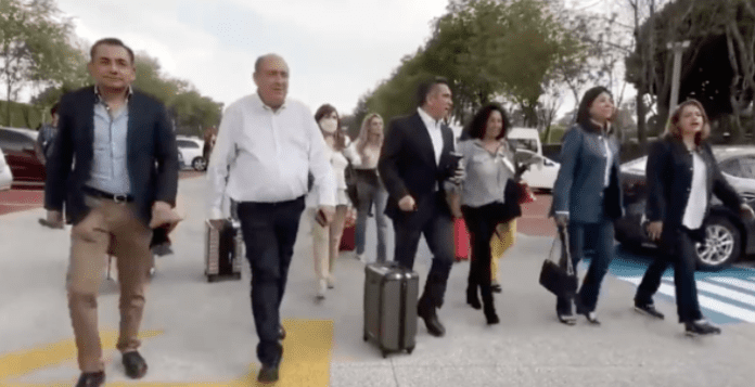 Diputados opositores se fueron a acampar a San Lázaro para esperar la discusión sobre la reforma eléctrica, la cual fue pospuesta. Foto: Captura de video
