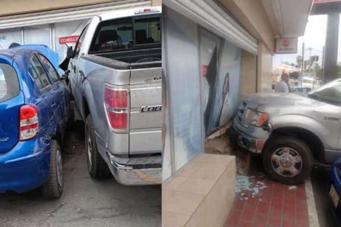 Conductor se estampa en farmacia Guadalajara de Torreón