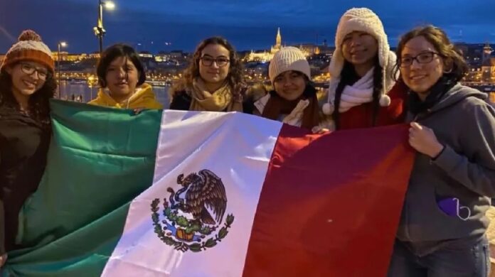 Mexicanas triunfan en Hungría tras participar en olimpiadas europeas de matemáticas 