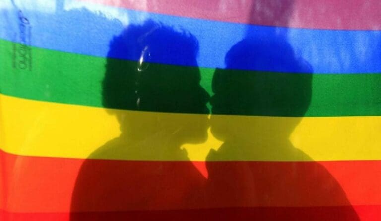 Denuncian caso de homofobia en Cdmx; policías golpearon a pareja por besarse
