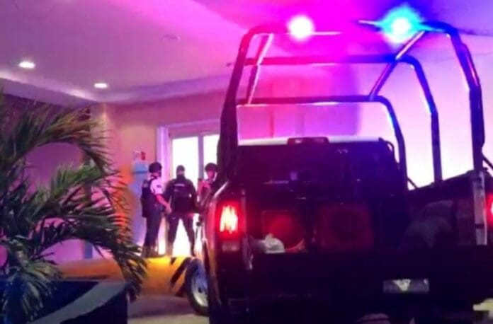 Un elemento de la Policía Turística fue atacado a balazos durante la madrugada de este lunes en Playa del Carmen. Foto: SIM