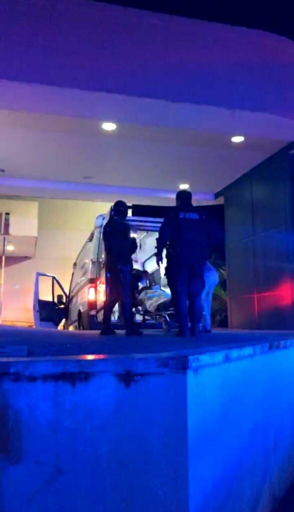 Un elemento de la Policía Turística fue atacado a balazos durante la madrugada de este lunes en Playa del Carmen. Foto: SIM