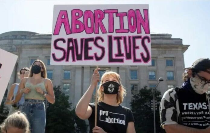 Perdió a su bebé debido a un aborto espontáneo; por esta razón esta mujer fue detenida y acusada de asesinato. Ya fue liberada por un fiscal de texas. Foto: AP