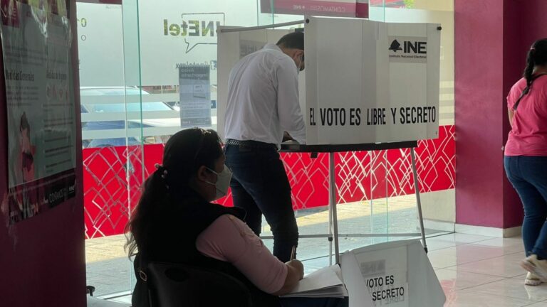 Cierran casillas de revocación de mandato en Puerto Vallarta; grupo armado altera boletas