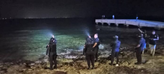 Hallan cuerpo de un hombre flotando en el malecón de Cozumel