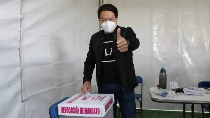 INE denuncia a Mario Delgado: traslada en combis a personas para acudir a la revocación de mandato