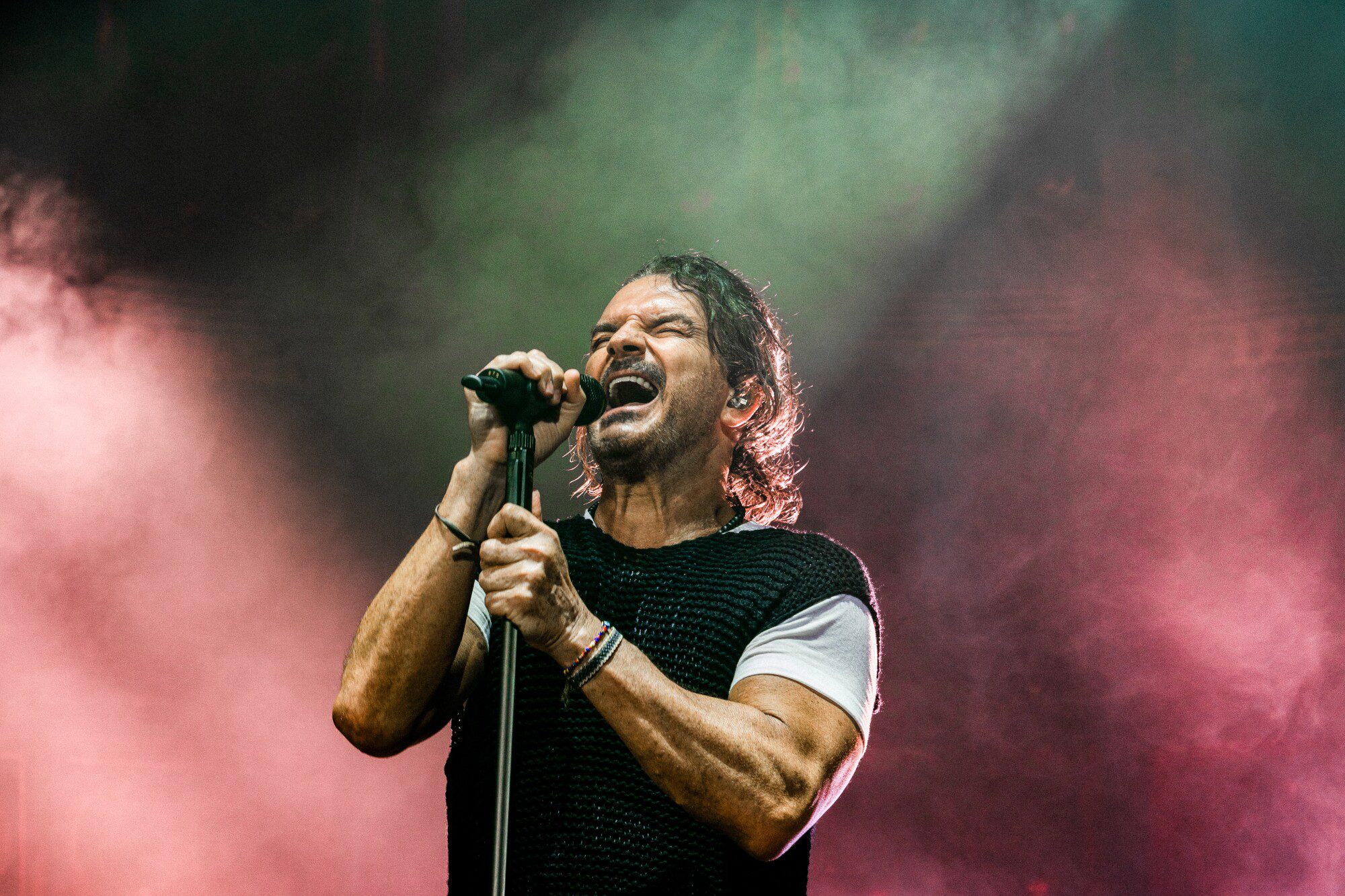 Video: Fan de Ricardo Arjona se quita la ropa en pleno concierto