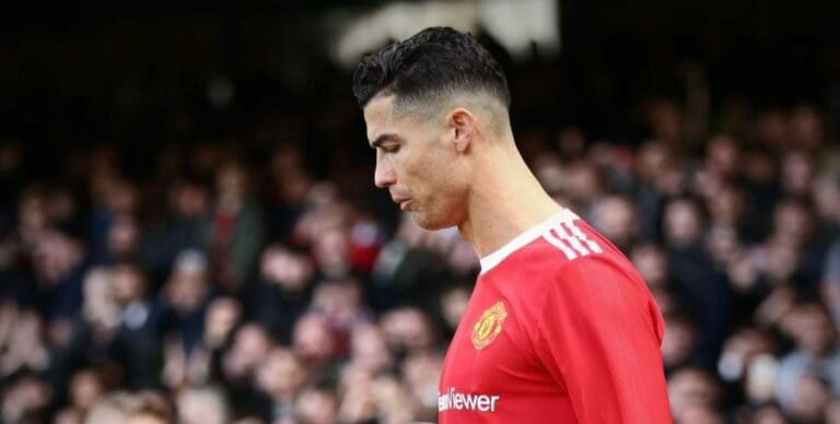 Cristiano Ronaldo ha sido sumamente criticado luego de tirarle el celular a un fan, que además resultó un menor autista. Foto: Redes sociales