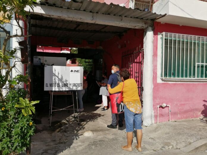 Tardía apertura de algunas casillas para la revocación de mandato en Cancún; algunas abrieron poco después de las 9:00 am.