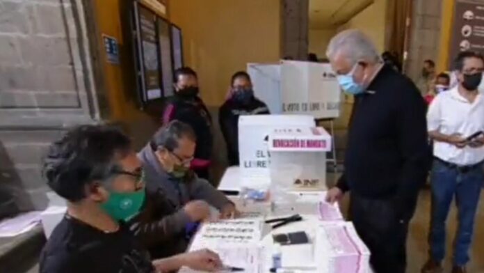 AMLO ejerció su voto en la consulta de revocación de mandato