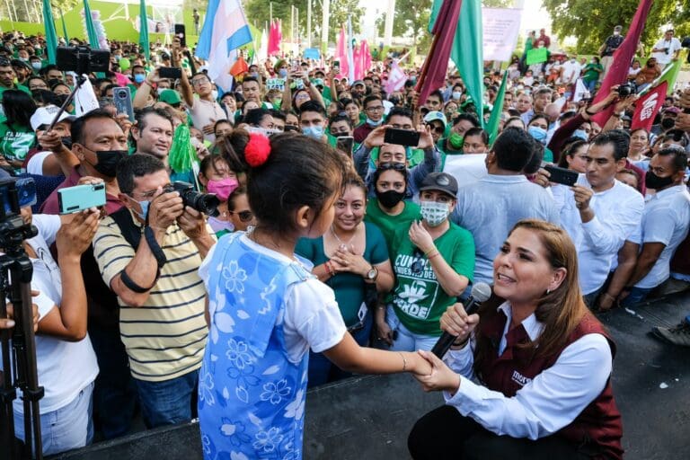 Promete de rodillas, Mara Lezama un mejor futuro a una niña y conmueve a la multitud