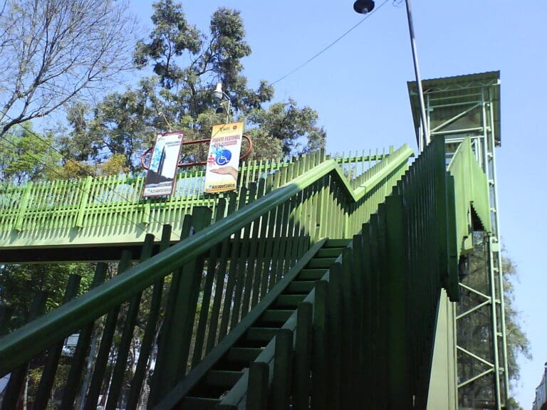 Policías evitan que joven salte de un puente en Azcapotzalco