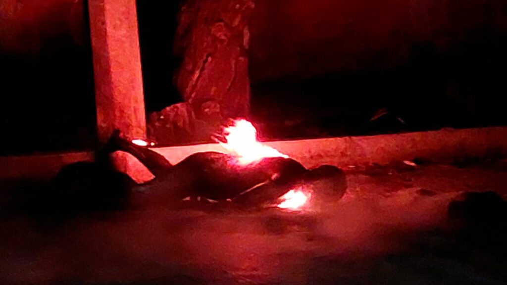 Queman cadáver en calles de Cancún