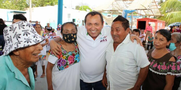 Atiende Nivardo Mena a la gente sin distinción de personas