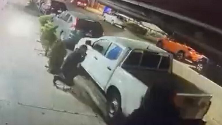 Cámaras captan el momento en que un ladrón se persigna antes de cometer un robo ‘por protección’