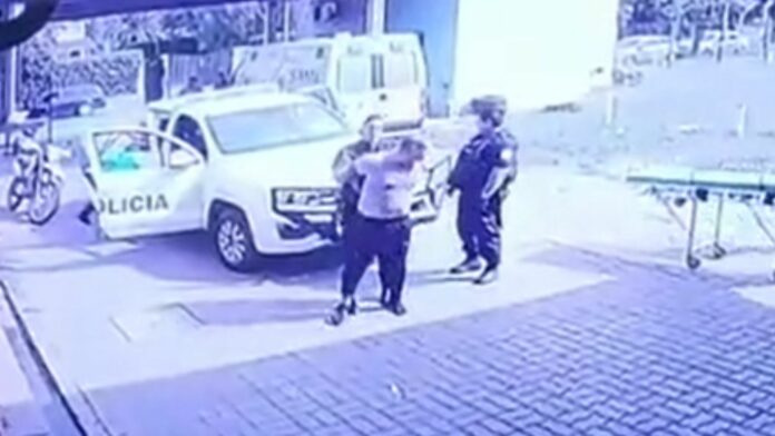 VIDEO: Hombre con esposas le quita el arma a un policía y lo balea