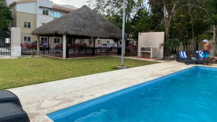 Pide Protección Civil extremar precauciones para evitar incendios de palapas en Playa del Carmen