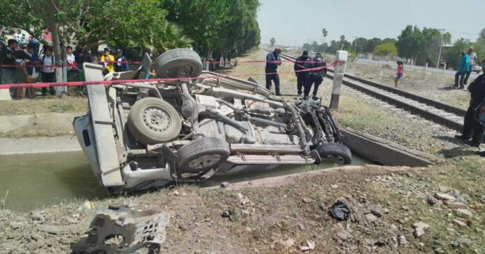 Intenta ganarle el paso al tren y termina volcado en un canal de riego