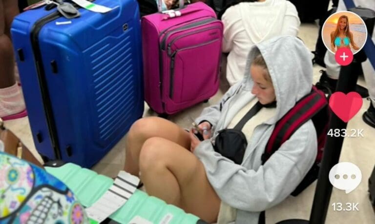 Una joven estadounidense relató cómo fue que pasó 27 horas varada en el aeropuerto de Cancún por un vuelo demorado. Foto: Captura de video