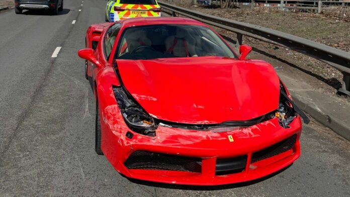 Se compra un Ferrari y lo choca minutos después de salir del concesionario al estrellarse en una calle