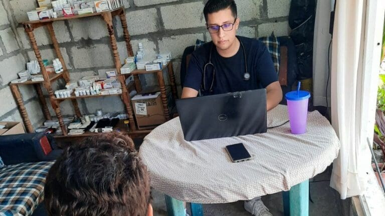 Médico ofrece consultas gratis para cumplir una promesa: ‘Prometí que haría campañas de salud en el pueblo’