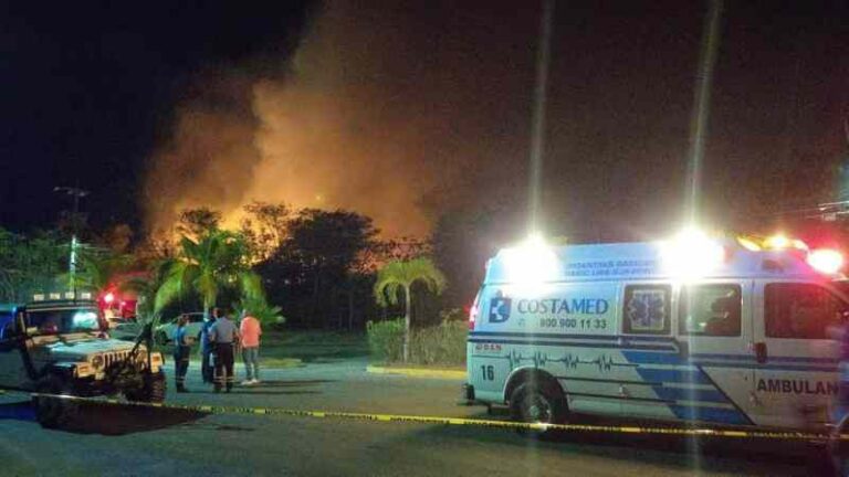 Se registra incendio en empacadora de mariscos en Puerto Morelos