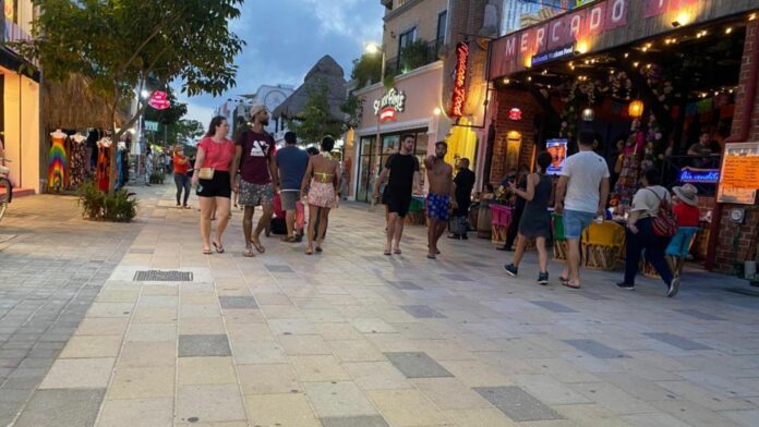 Celebra la Canirac reubicación de ambulantes en la Quinta Avenida de Playa del Carmen