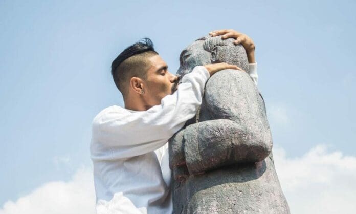 Es un proyecto donde un artista besa y lame esculturas; se ha viralizado porque lo ha promovido la Secretaría de Cultura. Foto: Redes sociales