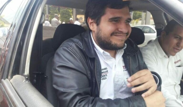 Ocho amigos de un hijo de AMLO, y que fueron con él a la escuela, han obtenido cargos en el gobierno sin cumplir con el perfil. Foto: Redes sociales