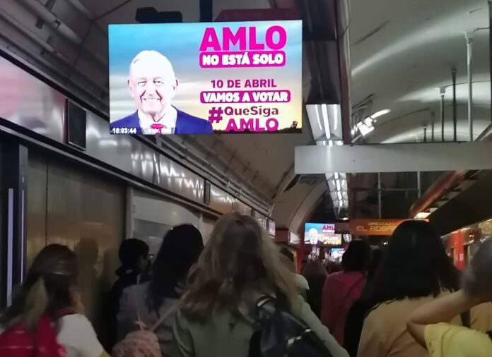 Difunden propaganda a favor de AMLO en el metro Polanco