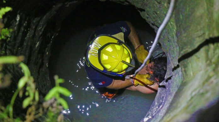 Un sujeto ebrio quiso escapar de la Policía que lo iba a detener luego de reñir con su hermano; el tipo se arrojó a un pozo.