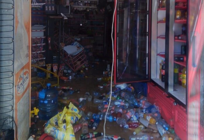 Estudiantes de prepa destrozan tienda