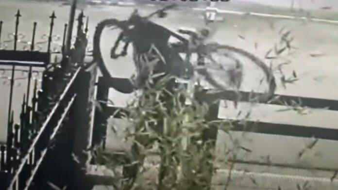 En las cámaras de seguridad de una vivienda quedó captado cómo un sujeto saltó la reja de una vivienda de la Costanera de la ciudad de Viedma y se escapó en una bicicleta de un menor.