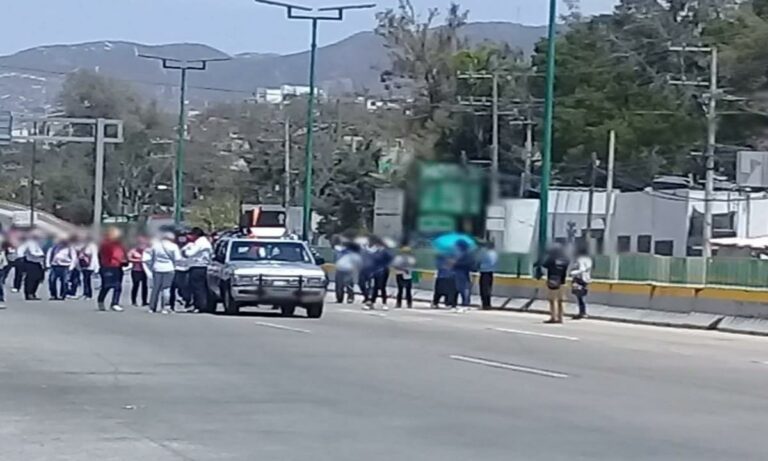 Maestros marchan y bloquean de forma parcial la Autopista del Sol, Guerrero