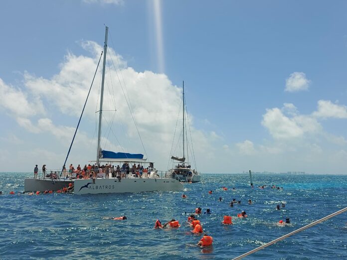 Ha quedado prohibido alimentar a los peces en Isla Mujeres durante las actividades de skorkel, pues eso afecta al ecosistema. Foto: SIM