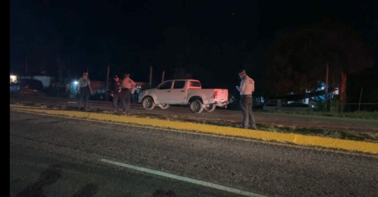 Una mujer en silla de ruedas fue arrollada por una camioneta la noche de este domingo en un paso peatonal en Bacalar. Murió. Foto: SIM