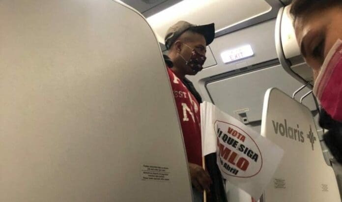 Volaris fue denunciado en internet, y es que dejó subir a alguien con propaganda de la revocación de mandato. La empresa se defendió. Foto: Redes sociales