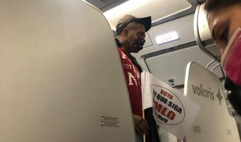 Volaris fue denunciado en internet, y es que dejó subir a alguien con propaganda de la revocación de mandato. La empresa se defendió. Foto: Redes sociales