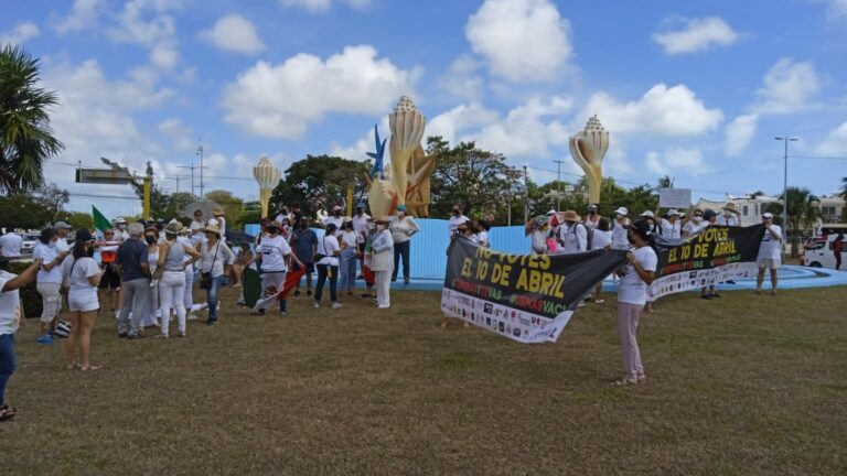 Se manifiestan en Cancún contra la revocación de mandato￼
