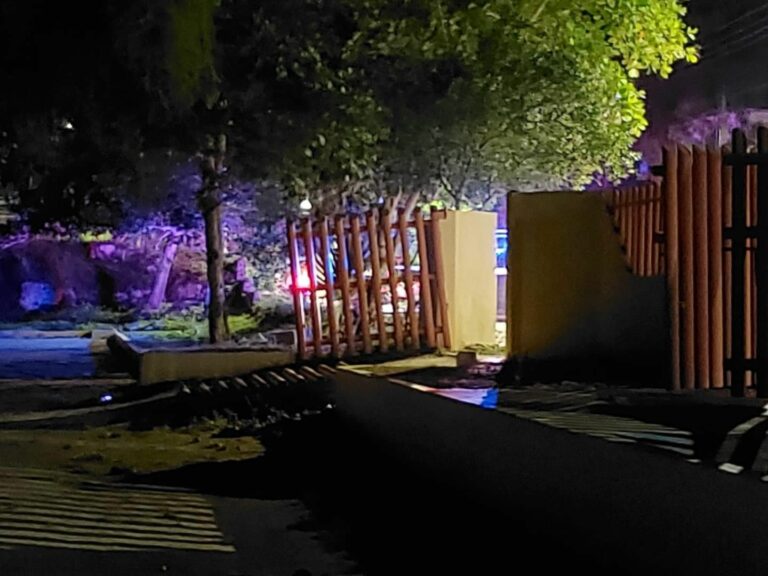 Reja metálica aplasta a menor y éste pierde la vida