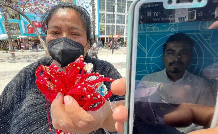 Artesana indígena acusa que chófer de Uber le robó 39 mil pulseras