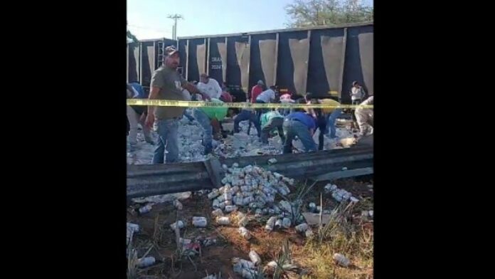 Aprovechan colisión entre tren y tráiler de cerveza para robar este producto