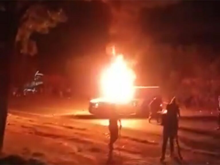 Comuneros queman vehículo en Chilchota, municipio de Michoacán