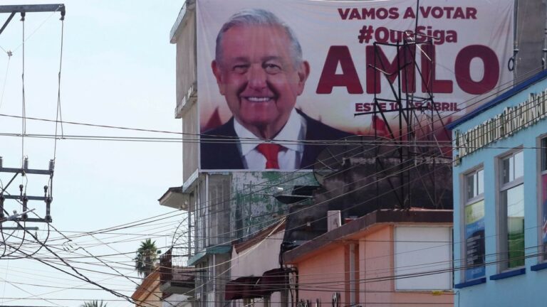 Ordenan quitar propaganda con la imagen de AMLO